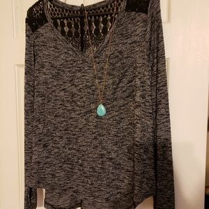 WOMANS SHIRT WITH KNECKLACE